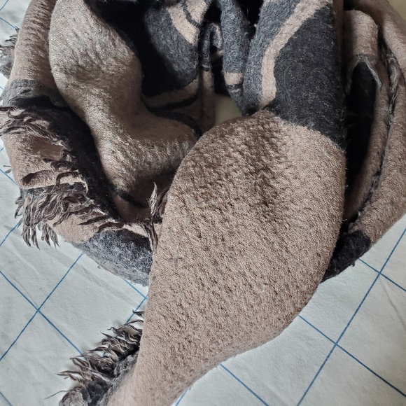 Aritzia/Wilfred Blanket Scarf - Picture 5 of 5